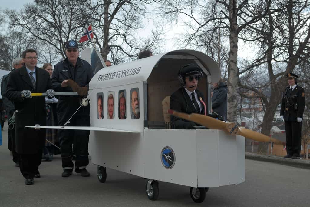 Tromsø Flyklubb i Borgertoget 17.mai